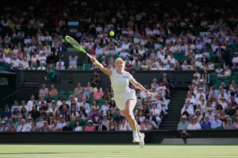 Centre Court crowd at Wimbledon keeps one eye on England's World Cup match | iNFOnews.ca