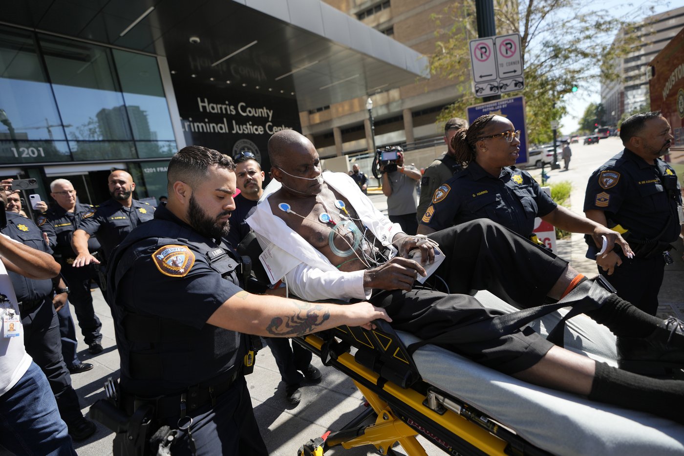 Ex-Houston officer rushed away in an ambulance during sentencing at double-murder trial | iNFOnews.ca