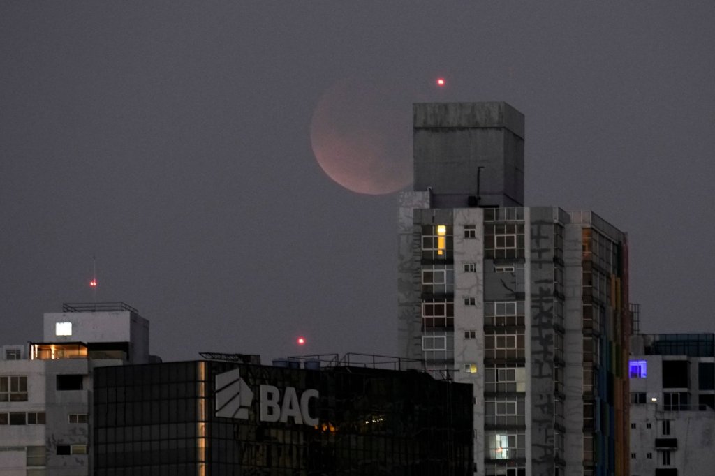 iN PHOTOS: Blood-red moon and total lunar eclipse | iNFOnews.ca