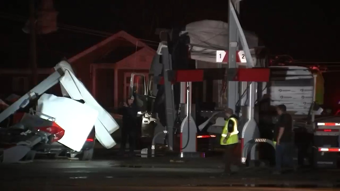 2 killed and homes damaged after tornadoes tear through Illinois and Indiana, more storms moving in | iNFOnews.ca 2 killed and homes damaged after tornadoes tear through Illinois and Indiana, more storms moving in | iNFOnews.ca