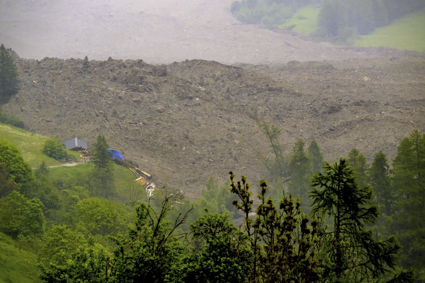 Alpine village is largely destroyed when a Swiss glacier collapses | iNFOnews.ca