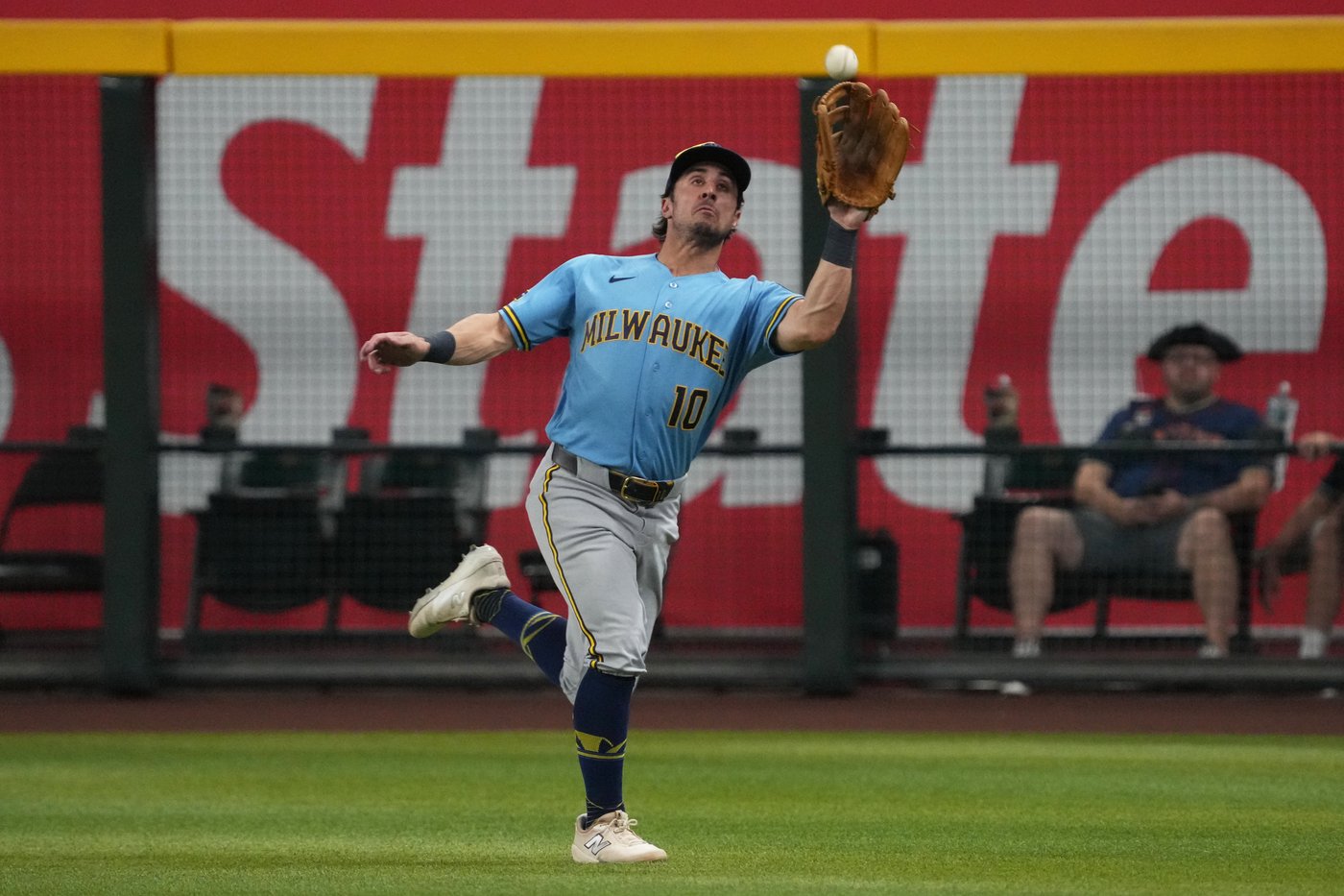 Chourio's scratch hit in 11th breaks tie, Brewers top Diamondbacks 7-4 | iNFOnews.ca