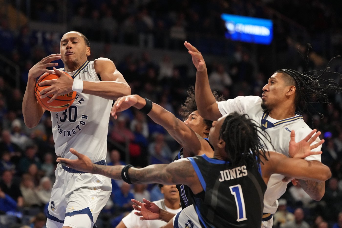 Robbie Avila hits 3-pointer with 3 seconds left, No. 21 Saint Louis beats George Washington 79-76 | iNFOnews.ca
