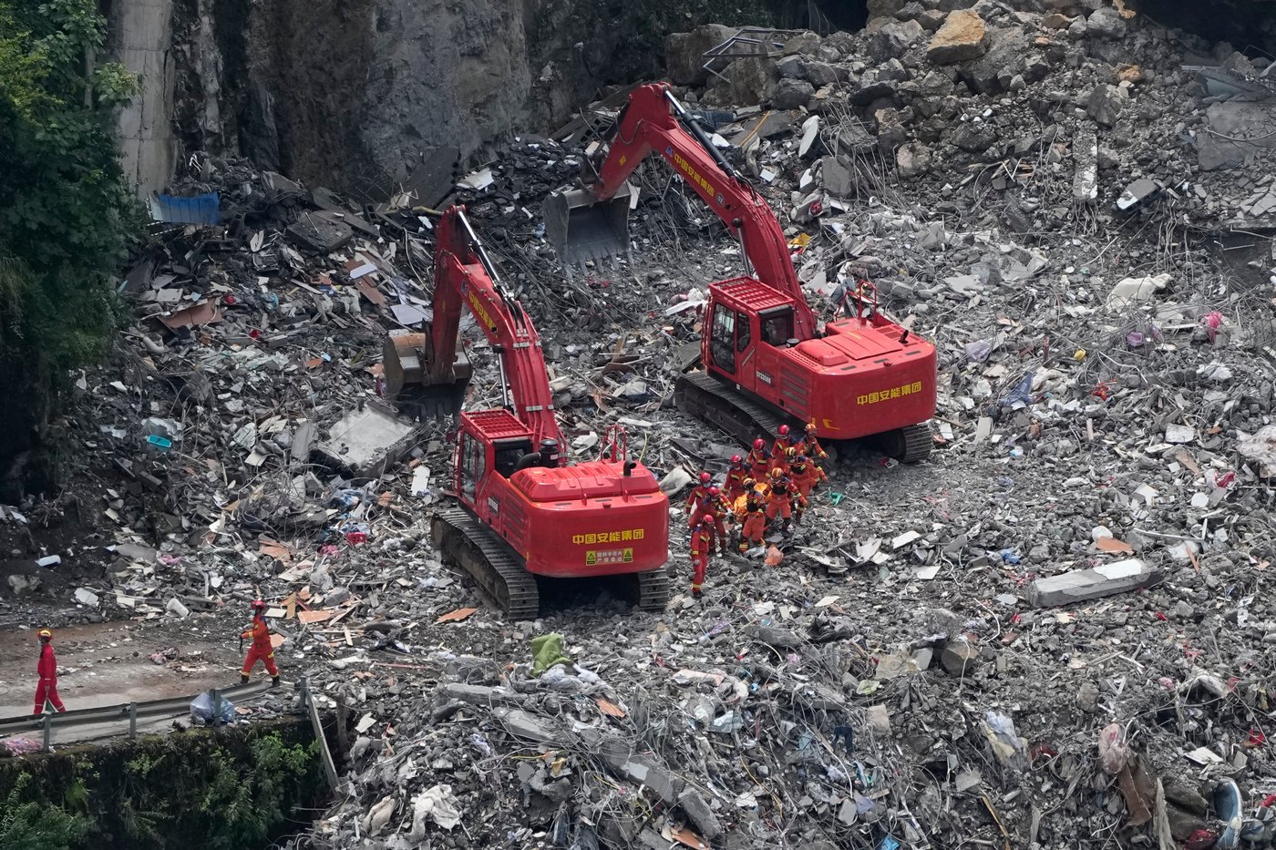 Rescuers in China search the rubble for survivors of landslide that killed 8 and left 34 missing | iNFOnews.ca Rescuers in China search the rubble for survivors of landslide that killed 8 and left 34 missing | iNFOnews.ca