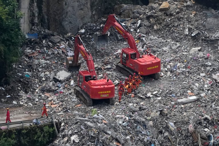 Rescuers in China search the rubble for survivors of landslide that killed 8 and left 34 missing | iNFOnews.ca