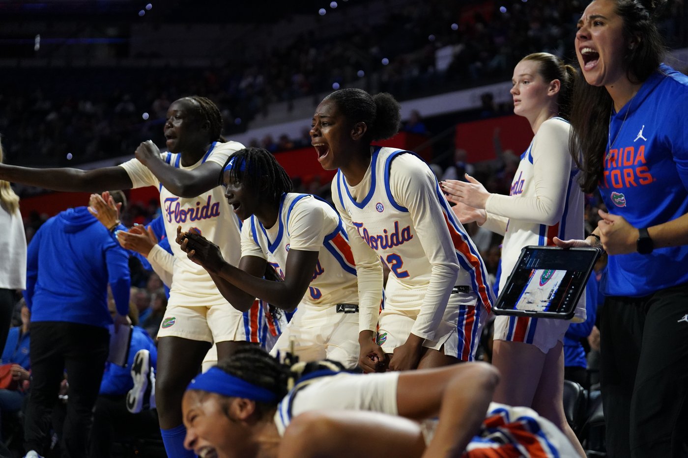 Raven Johnson, Edwards lead the way as No. 3 South Carolina holds off Florida 74-63 | iNFOnews.ca