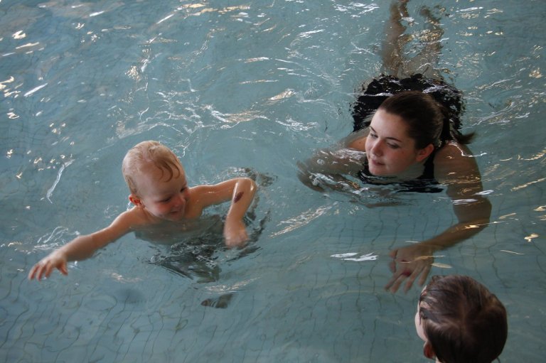 Survey shows swimming is the most popular physical activity among Canadian children | iNFOnews.ca