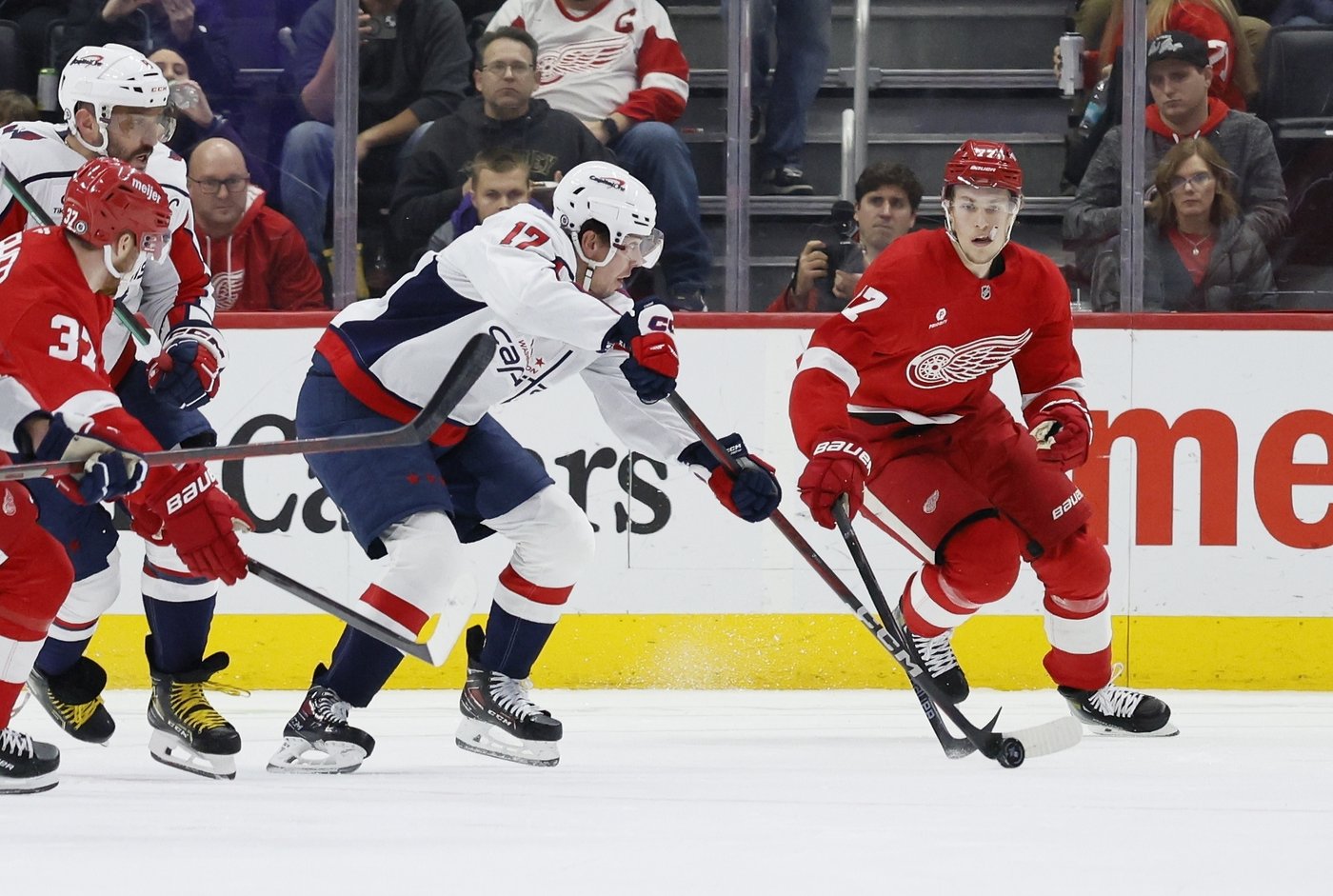 Kane reaches 1,300 points, Red Wings halt four-game slide with 4-2 win over Capitals | iNFOnews.ca