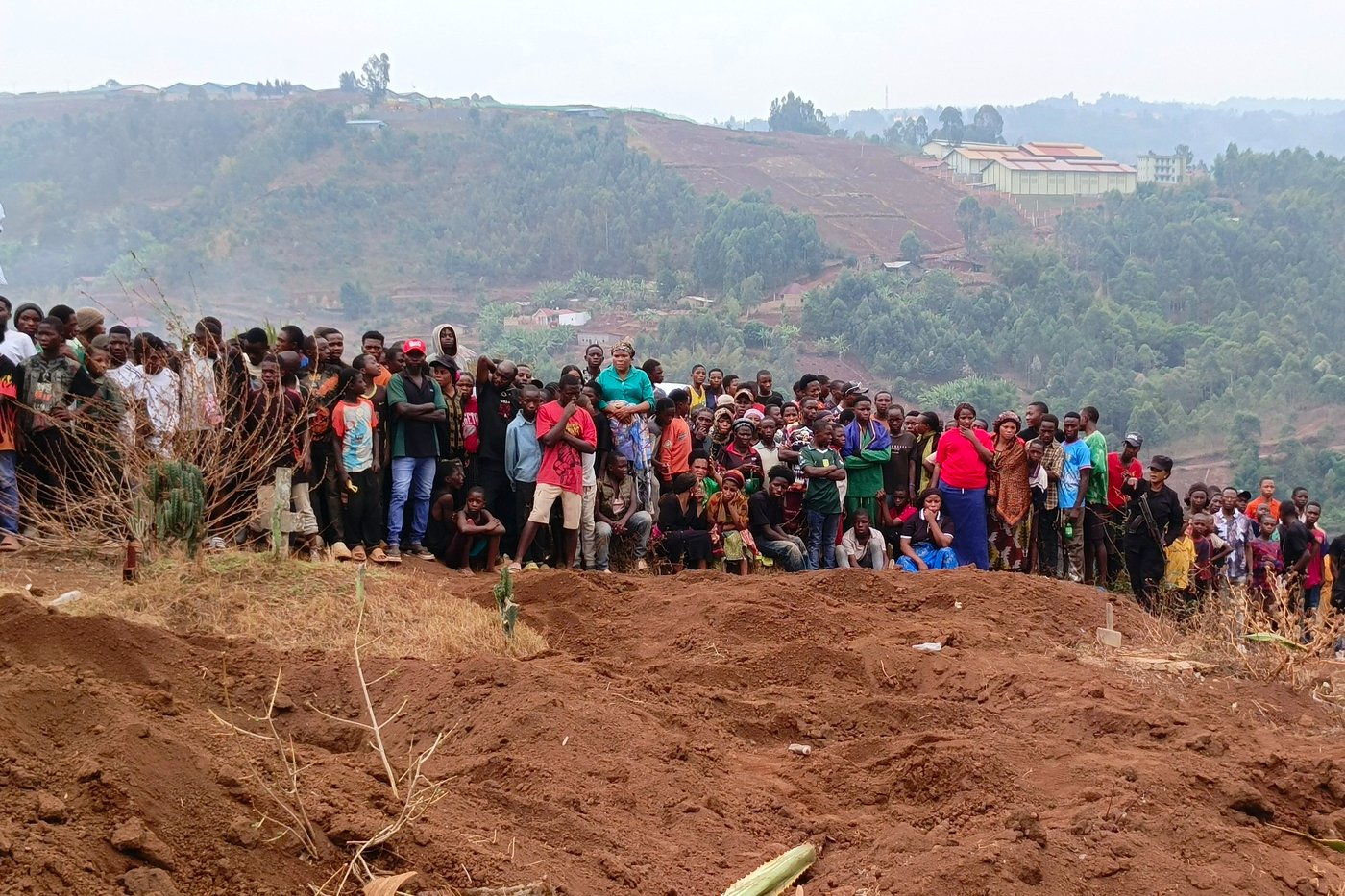 Hundreds gather in eastern Congo to mourn victims of school fires | iNFOnews.ca