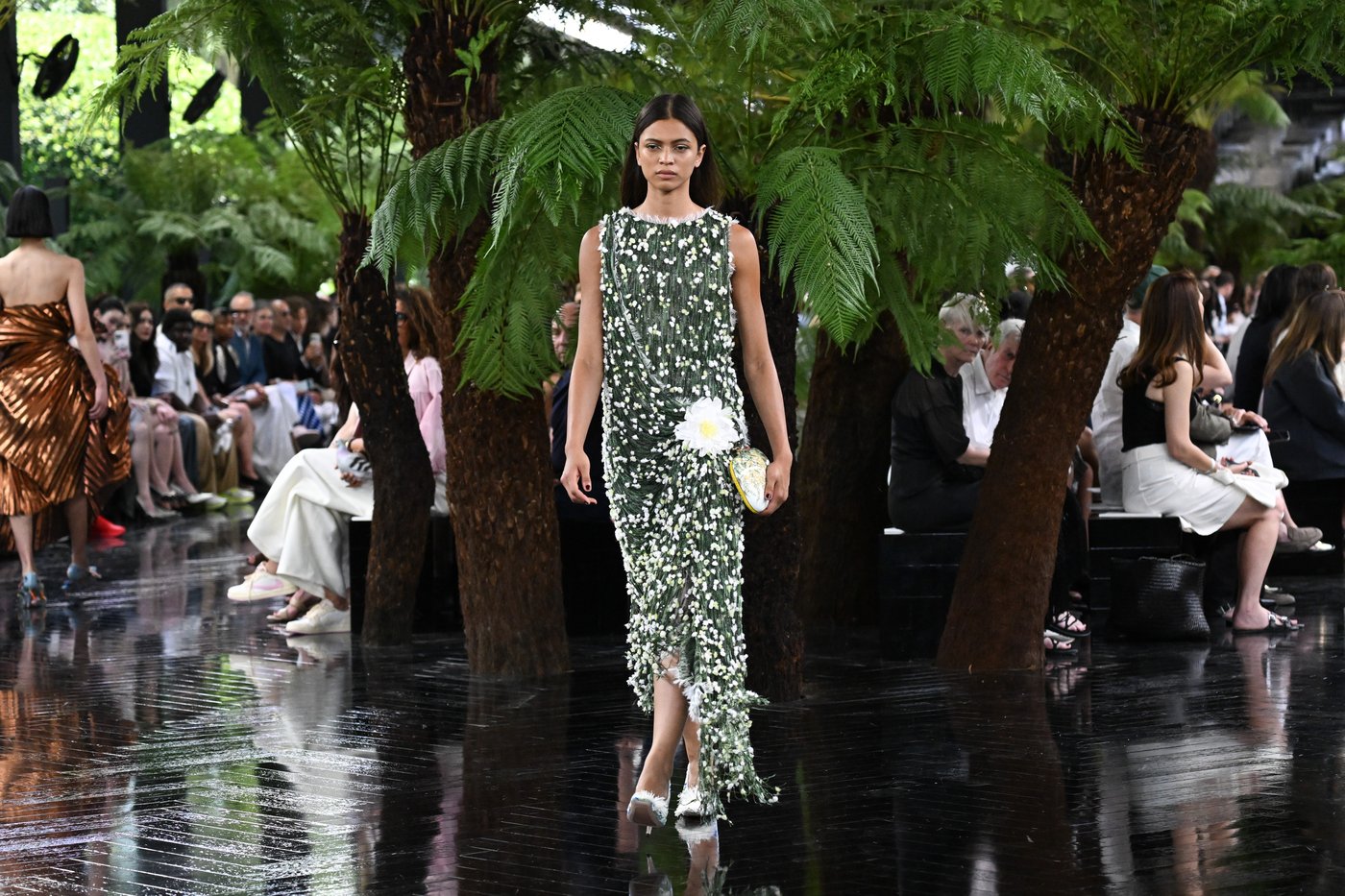 Bare skin, fantasy and the machine: 3 takeaways from Paris' starry couture week | iNFOnews.ca