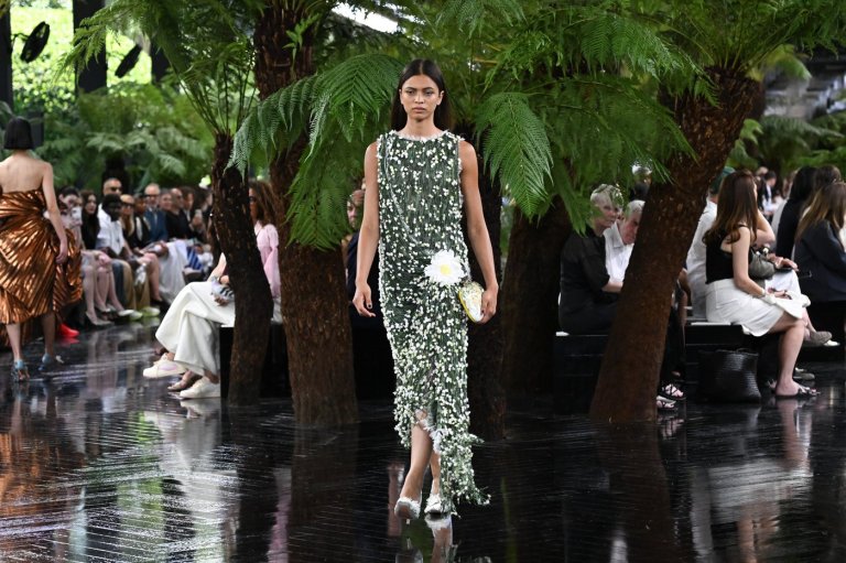Bare skin, fantasy and the machine: 3 takeaways from Paris' starry couture week | iNFOnews.ca