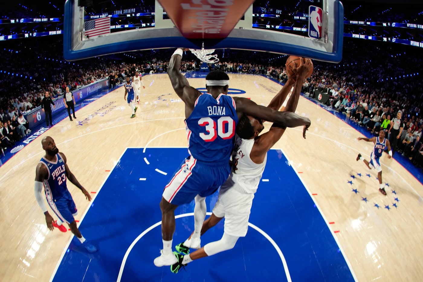 James, Embiid, Maxey spark 76ers' rally from 29 points down in home opener to stun Cavs 114-106 | iNFOnews.ca