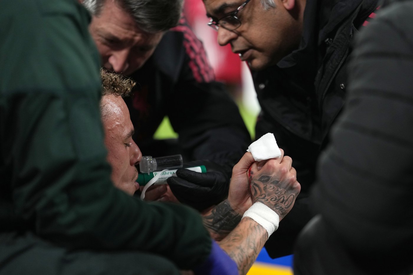 Galatasaray player Noa Lang sustains freak hand injury after colliding with advertising boards | iNFOnews.ca Galatasaray player Noa Lang sustains freak hand injury after colliding with advertising boards | iNFOnews.ca