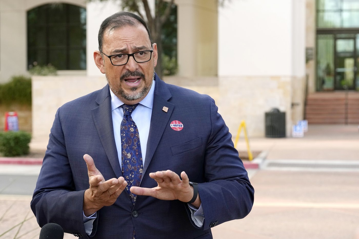 Early in-person voting begins in Arizona, drawing visits from Harris and Trump | iNFOnews.ca