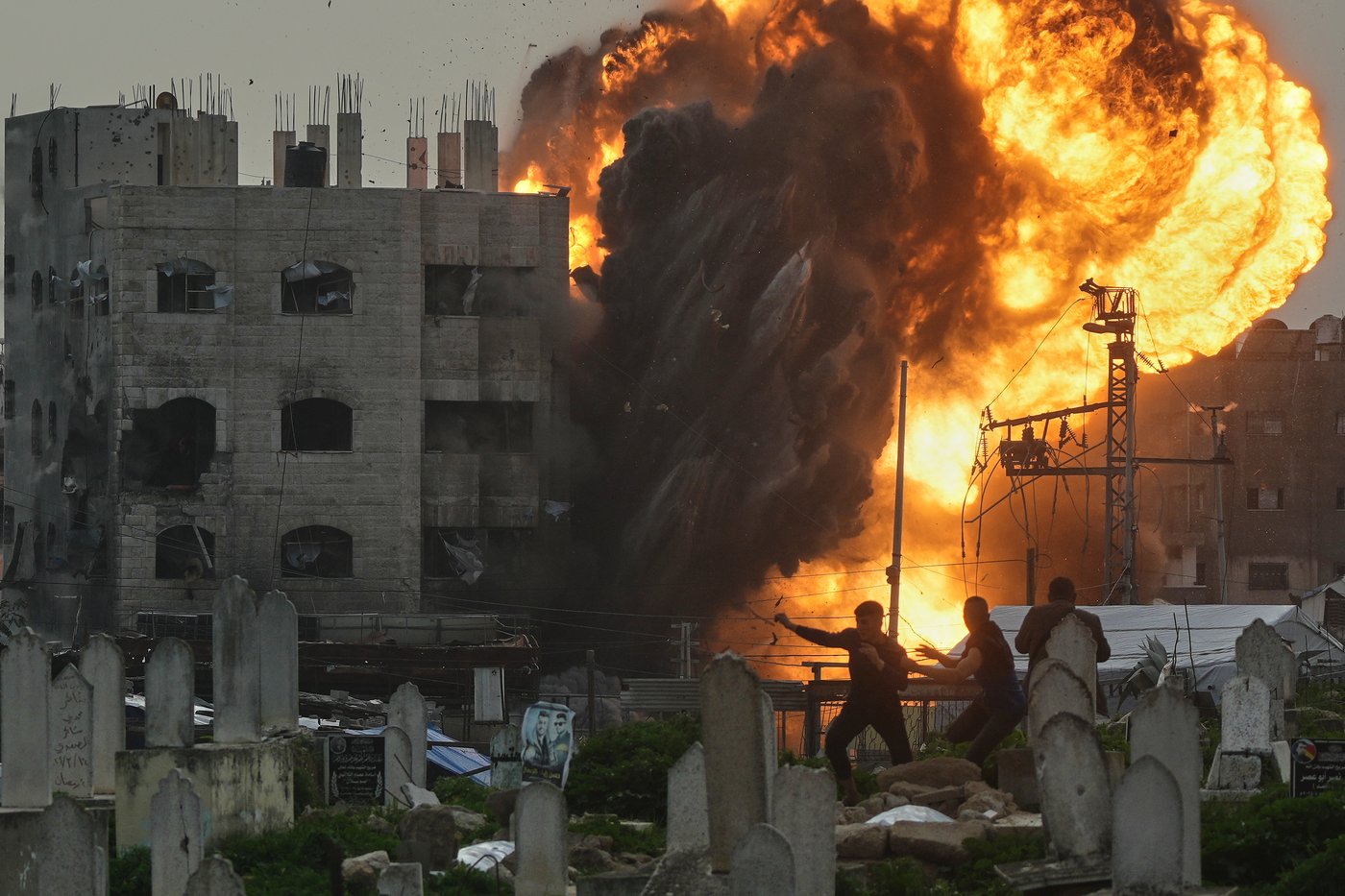 Photos show an Israeli strike blowing up a Gaza building in split-second detail | iNFOnews.ca