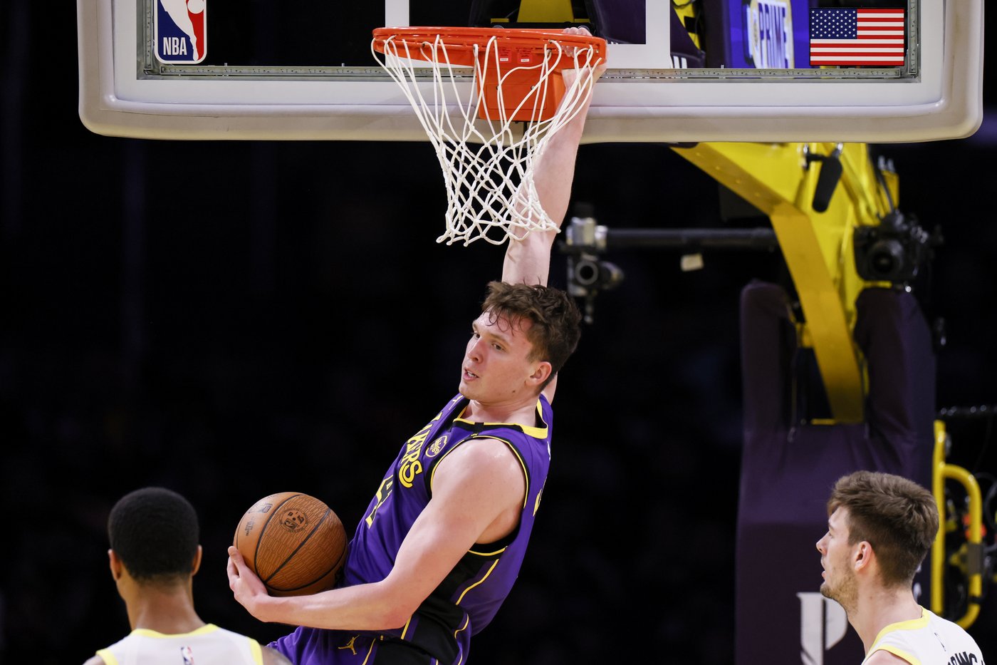 Lakers' Dalton Knecht ties NBA rookie record for 3-pointers in a game | iNFOnews.ca