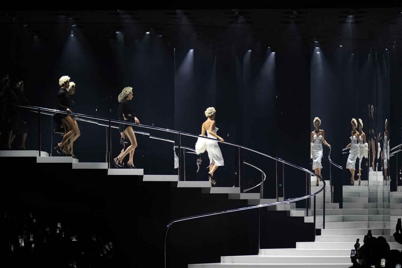 Madonna makes veiled entrance to Dolce&Gabbana for show celebrating her 1990s heyday | iNFOnews.ca