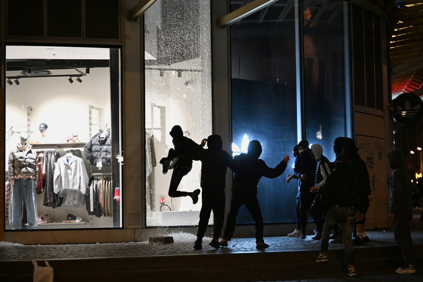 Macron rejects interior minister’s resignation as rioting and looting expose policing failures | iNFOnews.ca Macron rejects interior minister’s resignation as rioting and looting expose policing failures | iNFOnews.ca