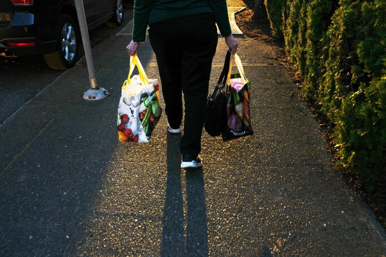 There's an easy way to get rid of all the reusable bags piling up in your home | iNFOnews.ca