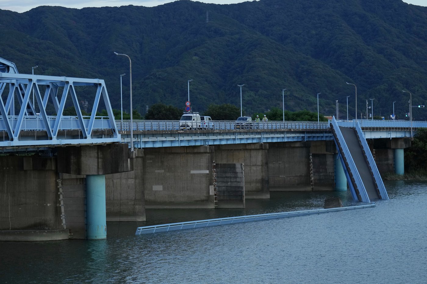 Photos show the aftermath of a damaging earthquake in southwestern Japan | iNhome