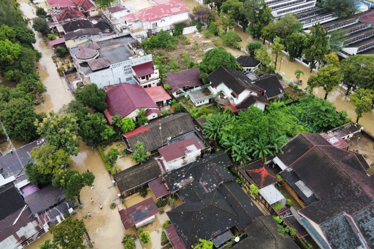 Damage and more rain hamper search for flood and landslide victims in Indonesia | iNFOnews.ca