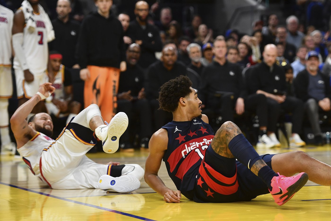 Stephen Curry considered day to day after injuring left ankle in win over Wizards | iNFOnews.ca