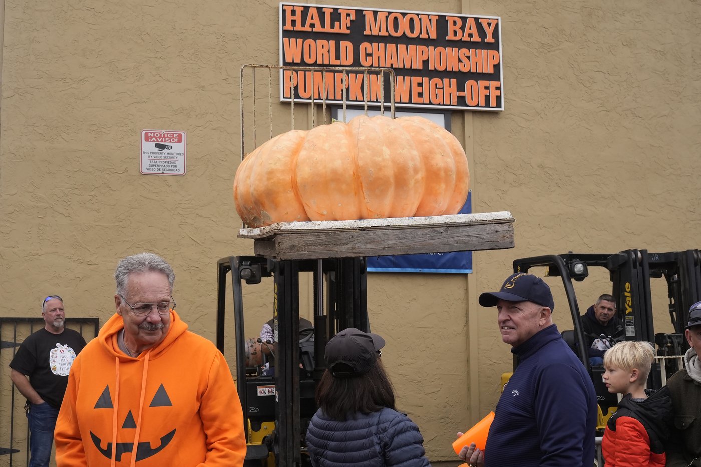 Pumpkin weighing 2,471 pounds wins California contest | iNFOnews.ca