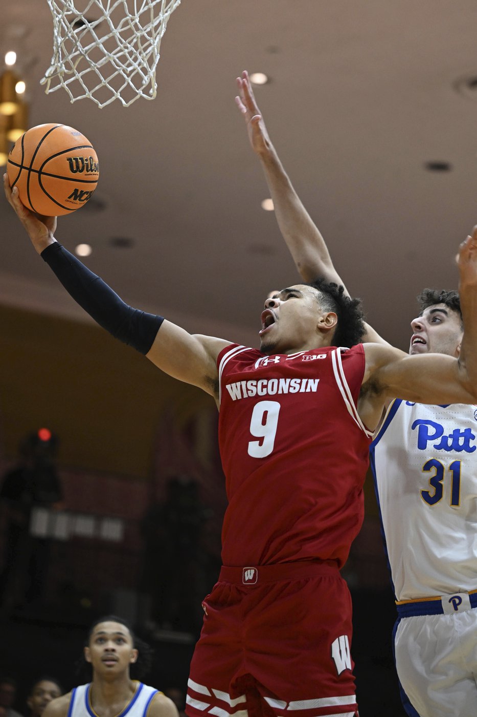Tonje scores 33, No. 19 Wisconsin beats Pittsburgh 81-75 for Greenbrier Tip-Off title | iNFOnews.ca