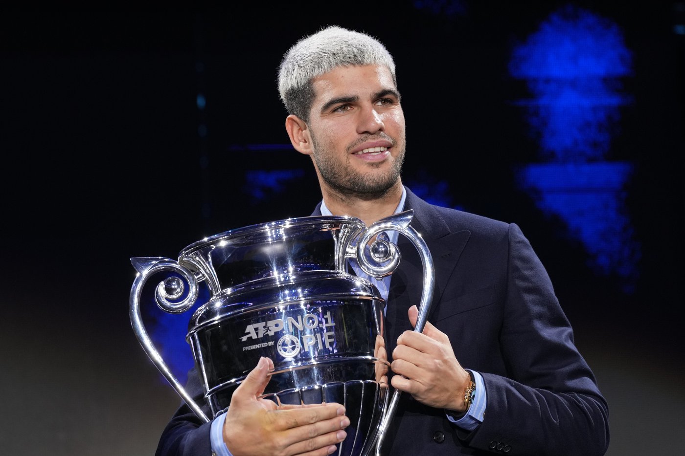 Carlos Alcaraz beams with pride as he lifts trophy for year-end No. 1 player | iNFOnews.ca Carlos Alcaraz beams with pride as he lifts trophy for year-end No. 1 player | iNFOnews.ca