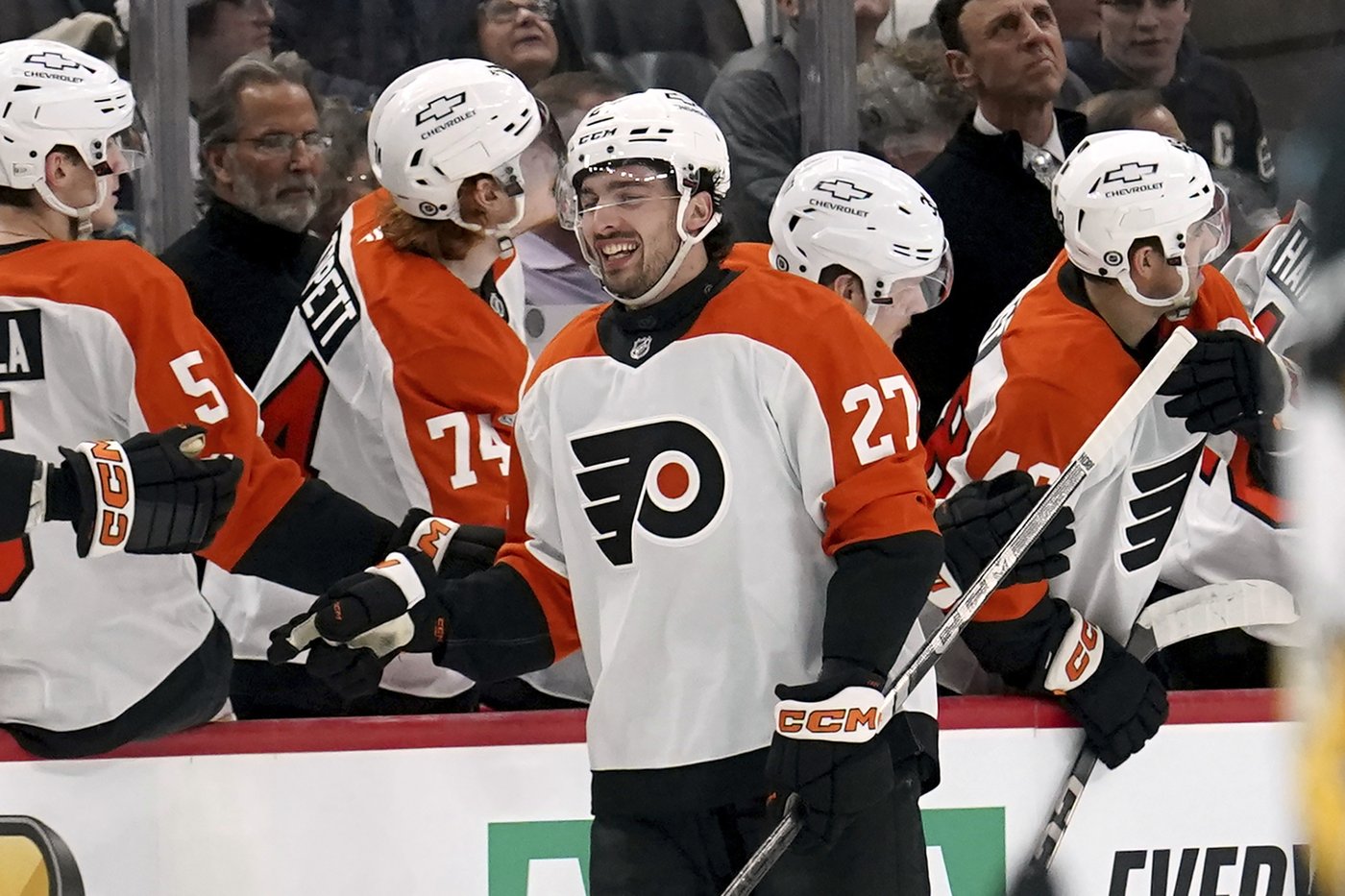 Crosby ties Lemieux's franchise assists record, leads Penguins past Flyers 7-3 | iNFOnews.ca