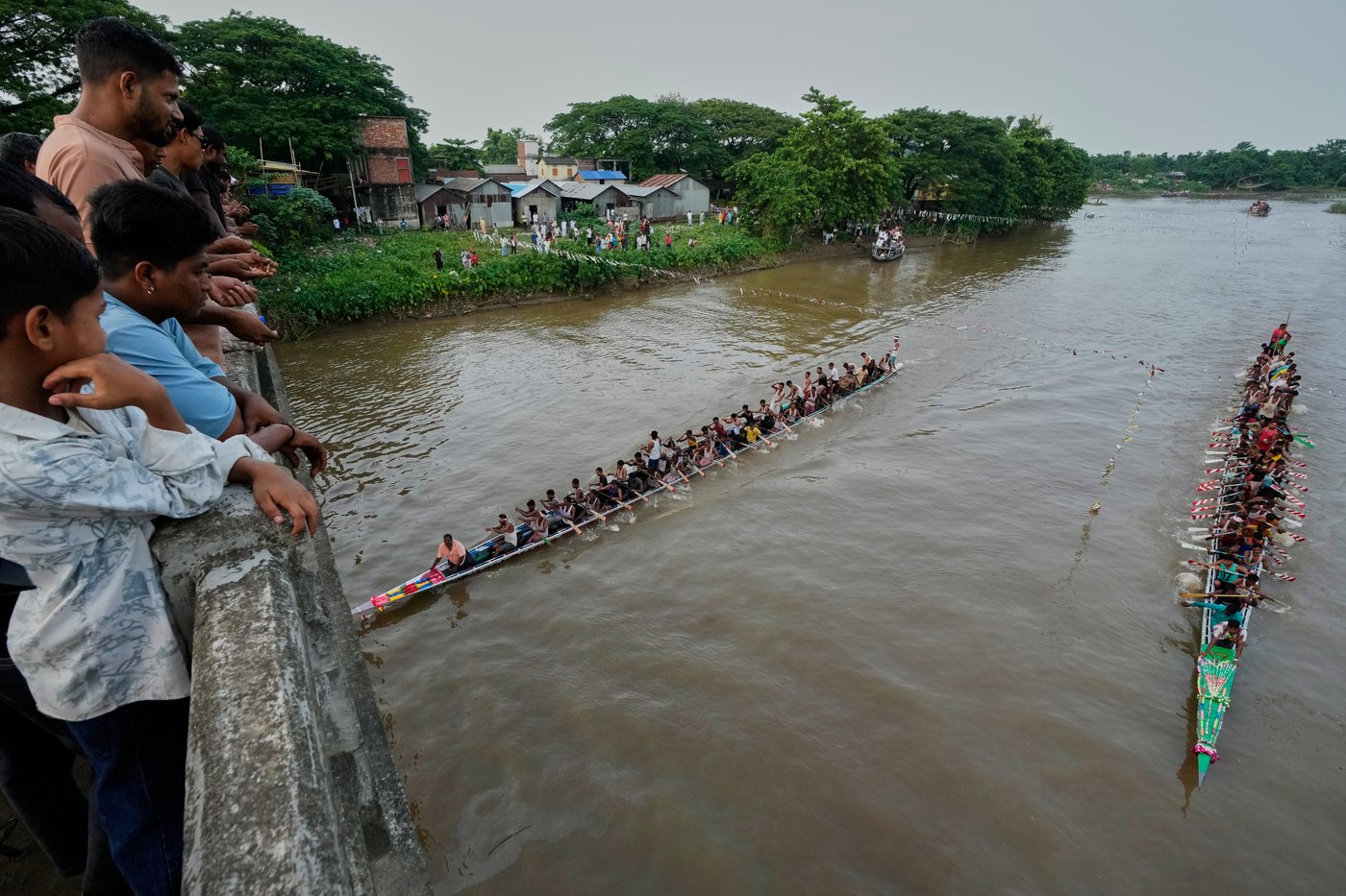 Photos of a boat race on India’s Kulsi River | iNFOnews.ca