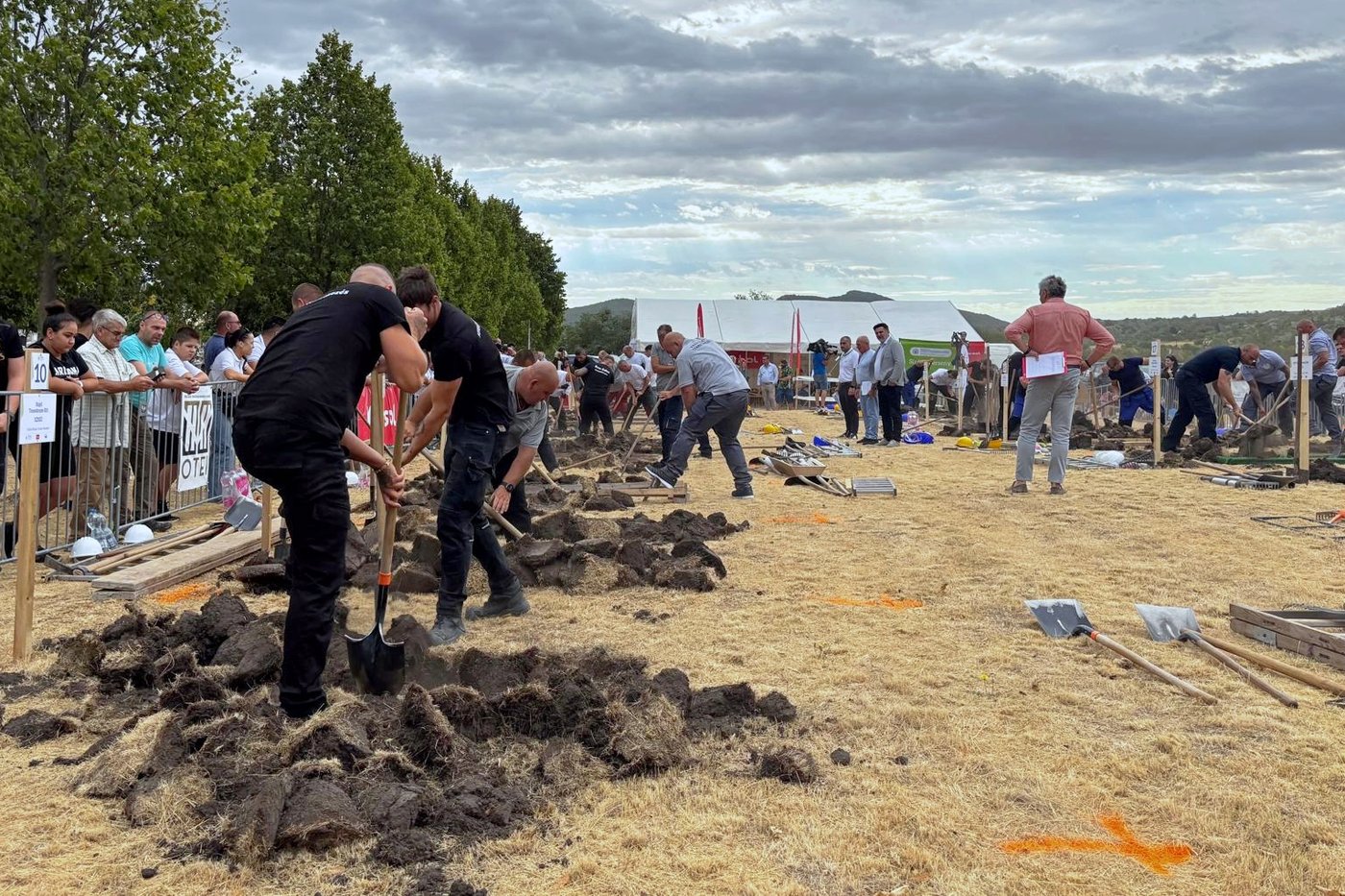 Competitors dig deep in Hungarian grave-digging contest | iNFOnews.ca Competitors dig deep in Hungarian grave-digging contest | iNFOnews.ca