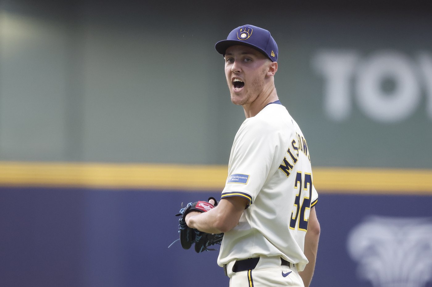 Misiorowski rebounds after rough start as Brewers rally for win over Cubs | iNFOnews.ca