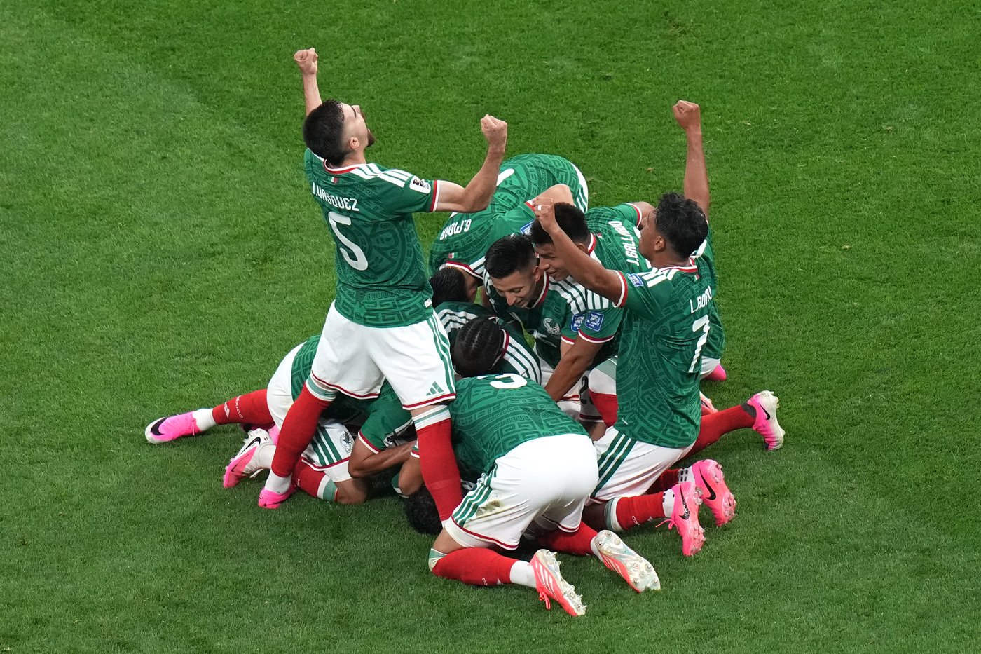 Mexico ends a 40-year knockout drought, beats Ecuador 2-0 to reach the round of 16 | iNFOnews.ca