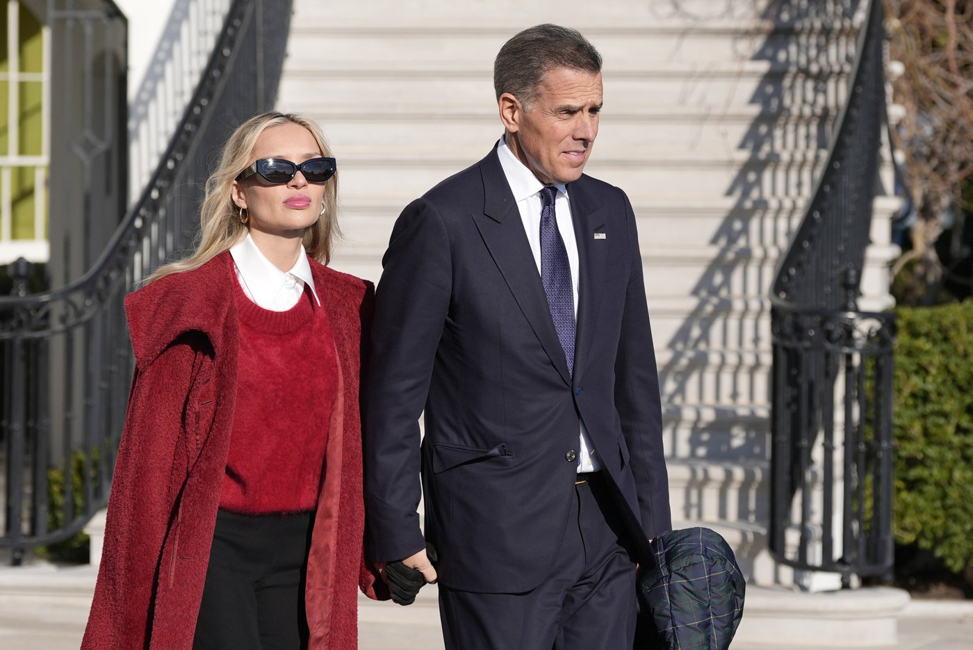 Trump moves to revoke clearances of ex-intel officials who signed letter on Hunter Biden laptop | iNFOnews.ca