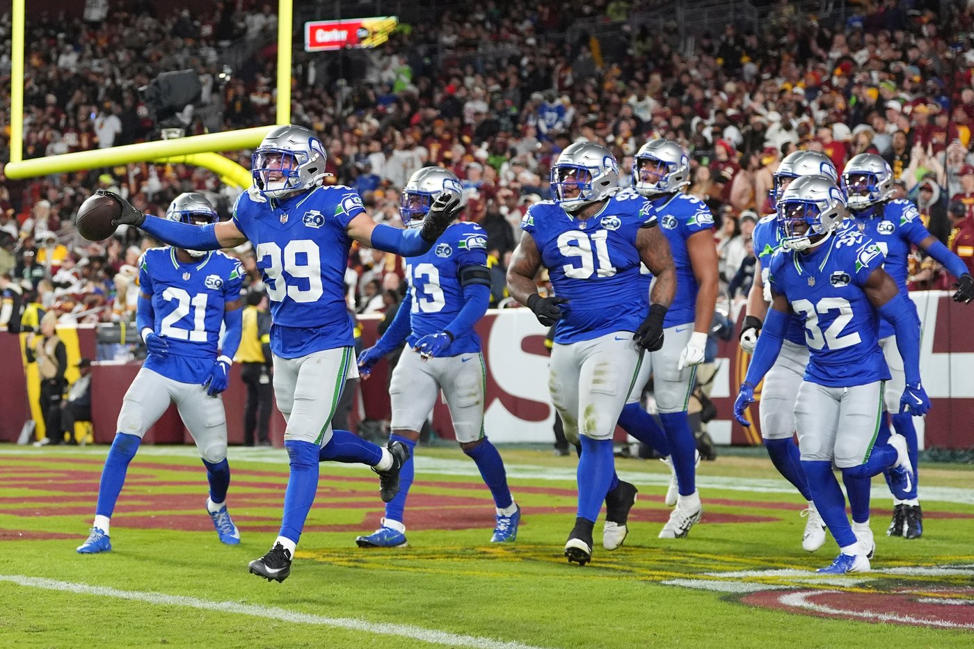 Sam Darnold leads Seahawks to easy 38-14 win over Commanders, who lose Jayden Daniels to arm injury | iNFOnews.ca
