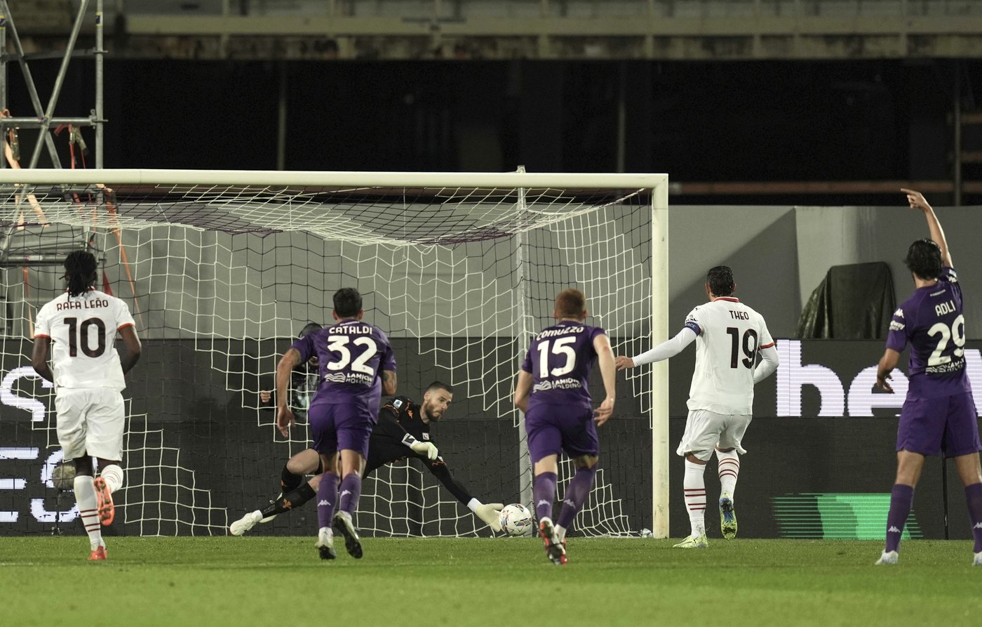 Milan defender Théo Hernandez suspended for 2 matches for protests after loss at Fiorentina | iNFOnews.ca Milan defender Théo Hernandez suspended for 2 matches for protests after loss at Fiorentina | iNFOnews.ca