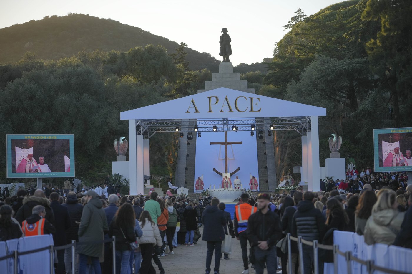 Pope Francis makes 1st papal visit to France's Corsica awash in expressions of popular piety | iNFOnews.ca