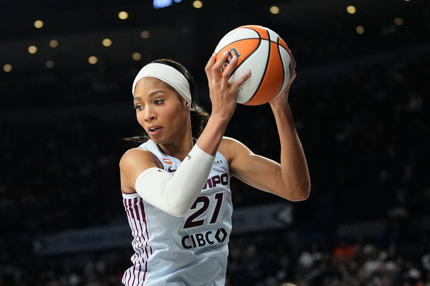 Brochart, Ciezki lead Mercury in 101-69 win over fading Tempo | iNFOnews.ca