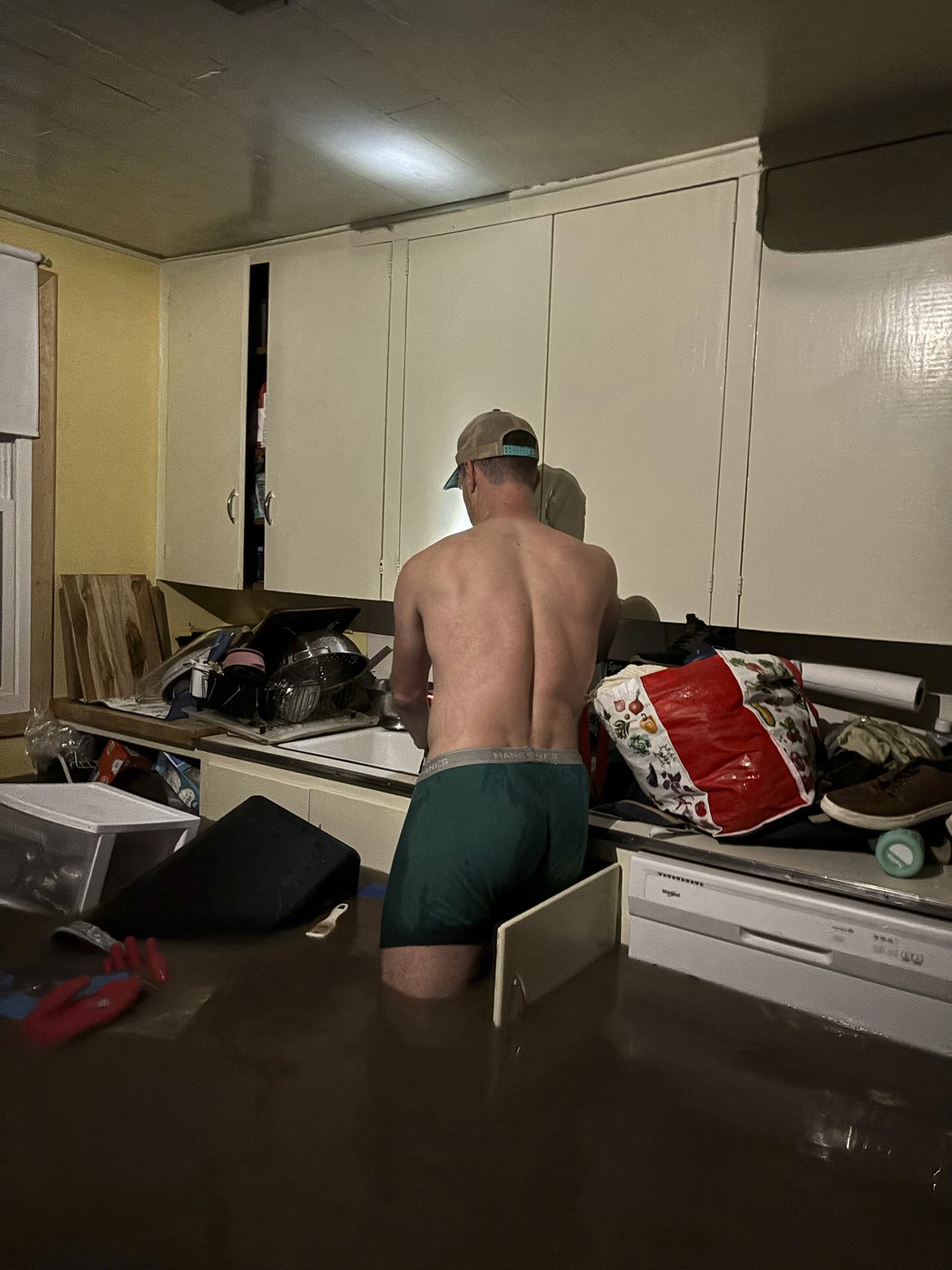 A Texas family clung to life on their roof, capturing the terrifying flooding in photos and video | iNFOnews.ca