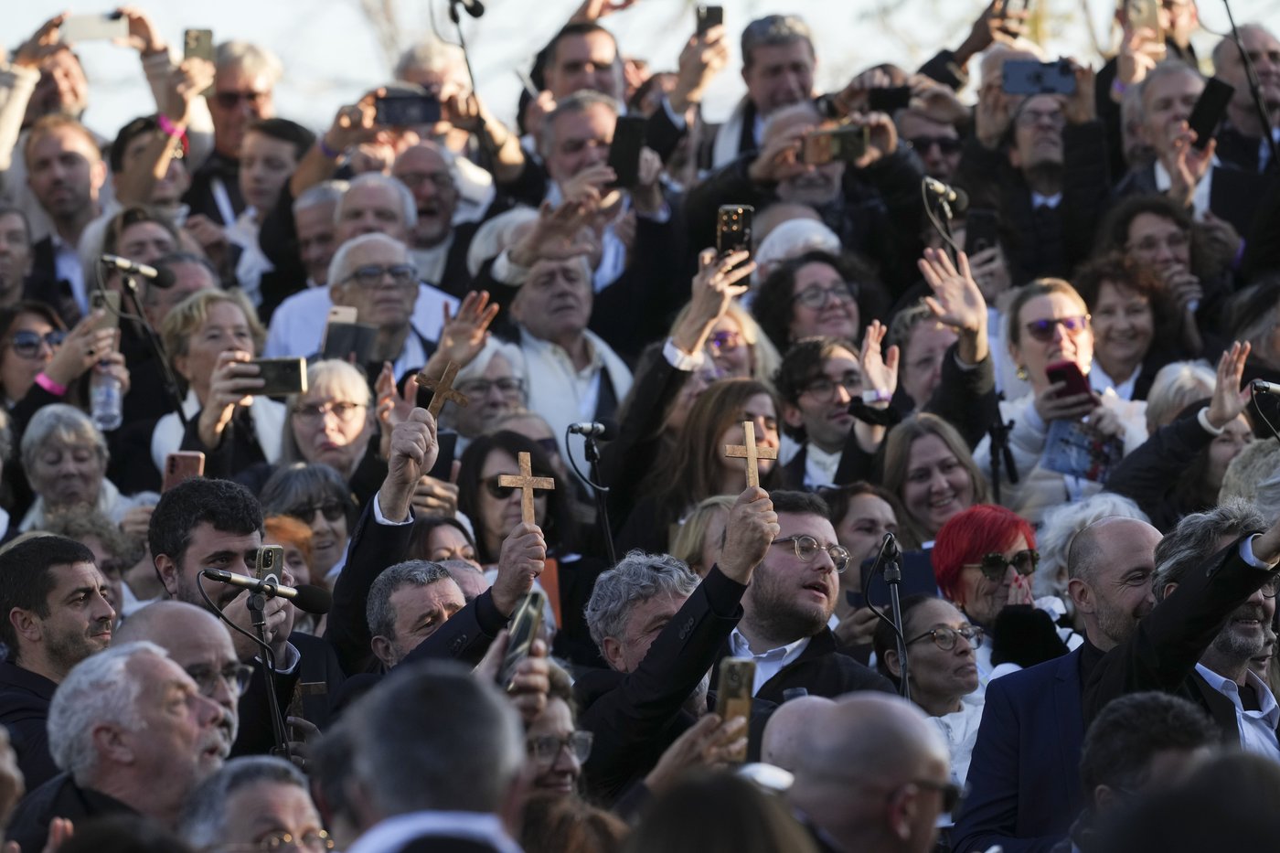 Pope Francis makes 1st papal visit to France's Corsica awash in expressions of popular piety | iNFOnews.ca