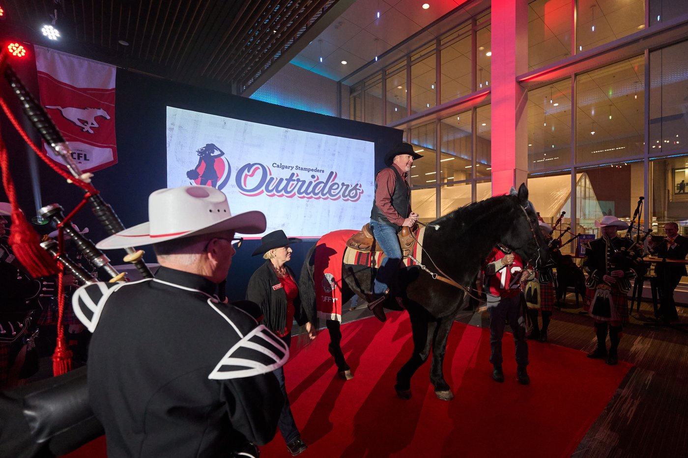 Photo Gallery: Grey Cup horse Tuffy Nuff arrives in Winnipeg | iNFOnews.ca