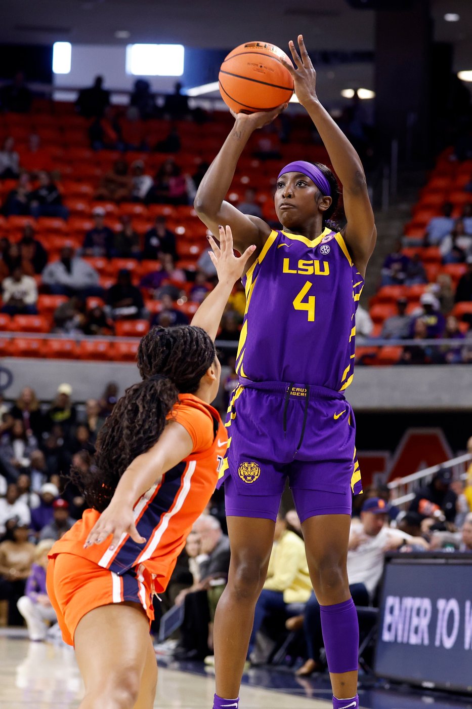 No. 5 LSU bounces back from a midweek loss at Texas and routs Auburn 77-44 | iNFOnews.ca No. 5 LSU bounces back from a midweek loss at Texas and routs Auburn 77-44 | iNFOnews.ca