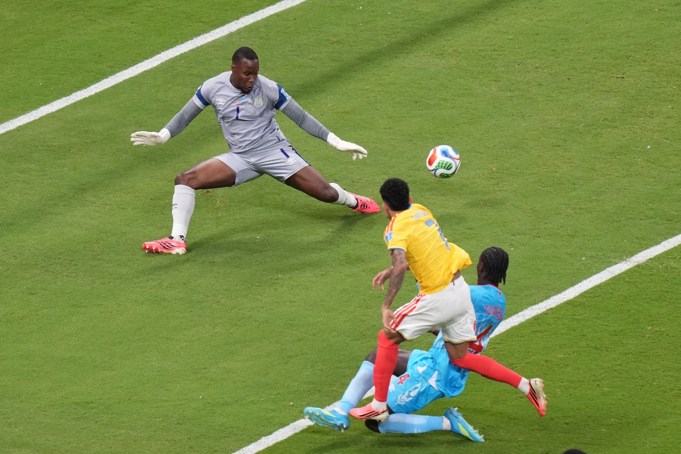 Daniel Muñoz scores and Colombia edges Congo 1-0 to reach the knockout stage at the World Cup | iNFOnews.ca
