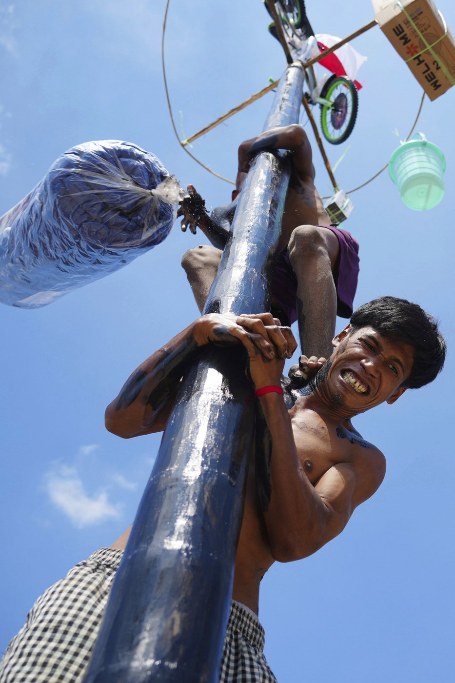See the world in vertical: Top photos by AP's photojournalists | iNFOnews.ca