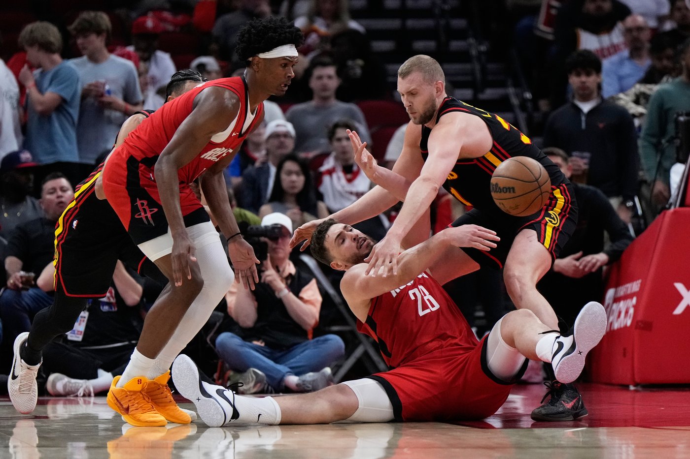 Rockets snap Hawks' 11-game win streak with a 117-95 rout as Durant scores 25 | iNFOnews.ca