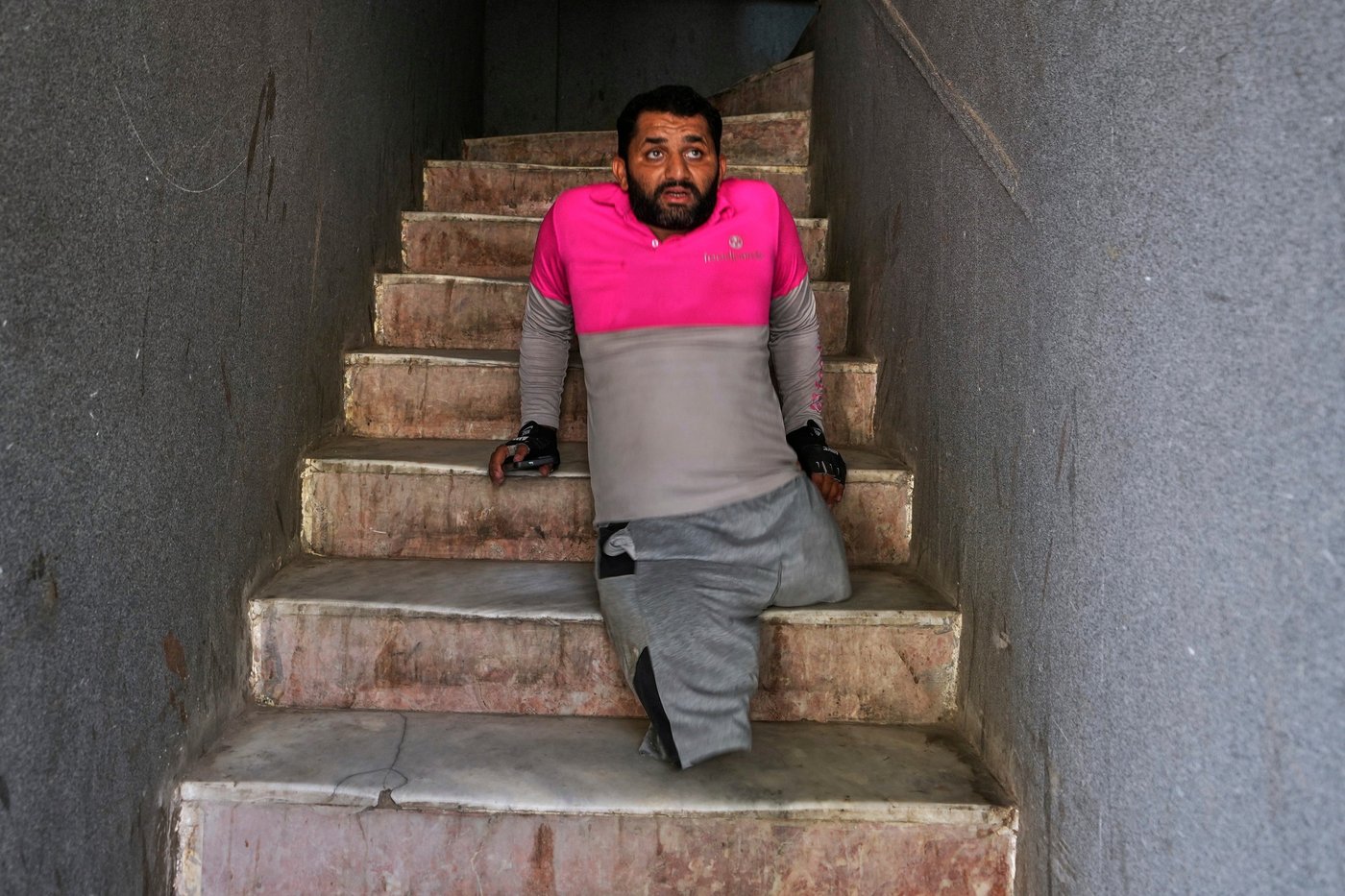 An accident took his legs. He adapted his motorcycle and delivers meals across Islamabad, in photos | iNFOnews.ca