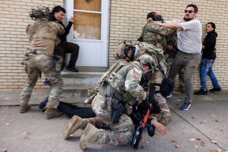 Official defends use of tear gas in Chicago and says agents on immigration sweeps have cameras | iNFOnews.ca