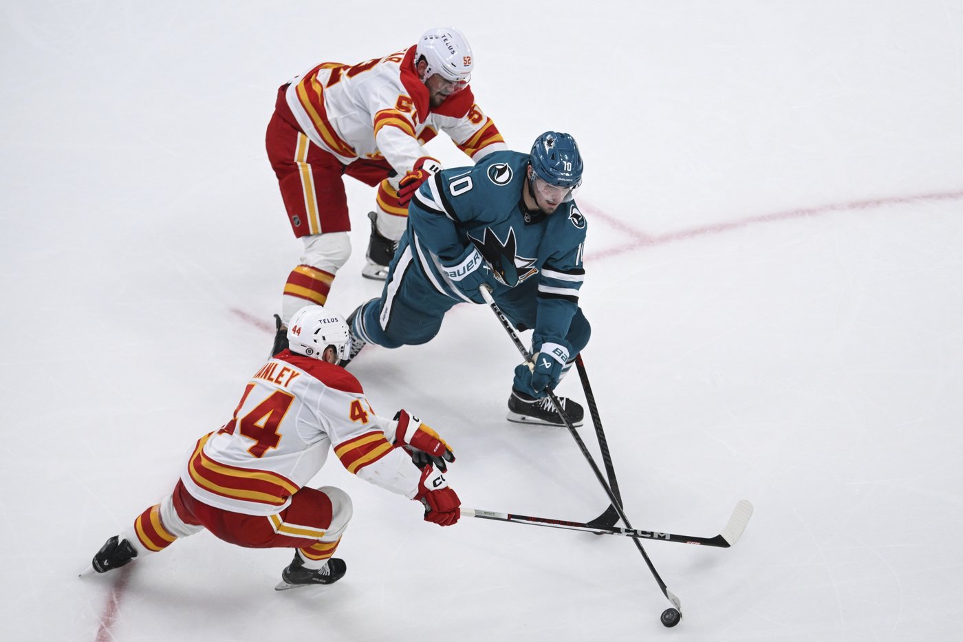 Jonathan Huberdeau scores twice as Calgary Flames beat San Jose Sharks 3-1 | iNFOnews.ca