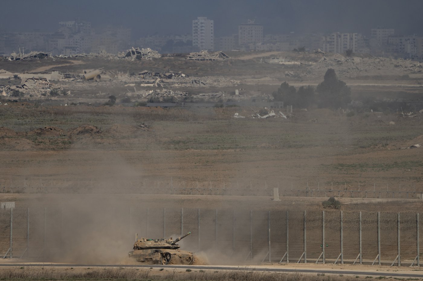 Photos show displaced Palestinians fleeing the northern Gaza Strip | iNFOnews.ca